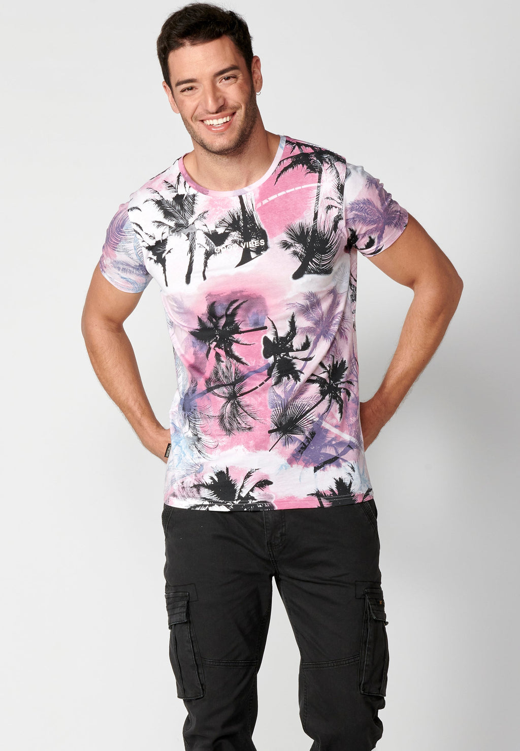 Camiseta Hombre Manga Corta Cuello Redondo Estampado Tropical – Koroshi Rosa