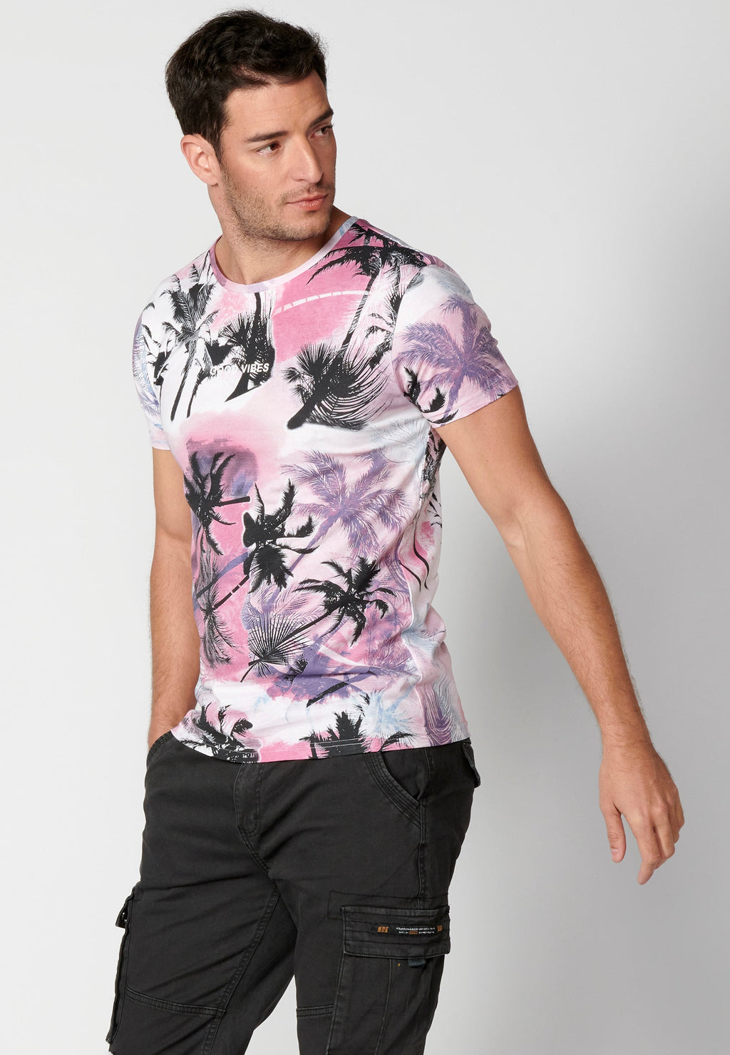 Camiseta Hombre Manga Corta Cuello Redondo Estampado Tropical – Koroshi Rosa