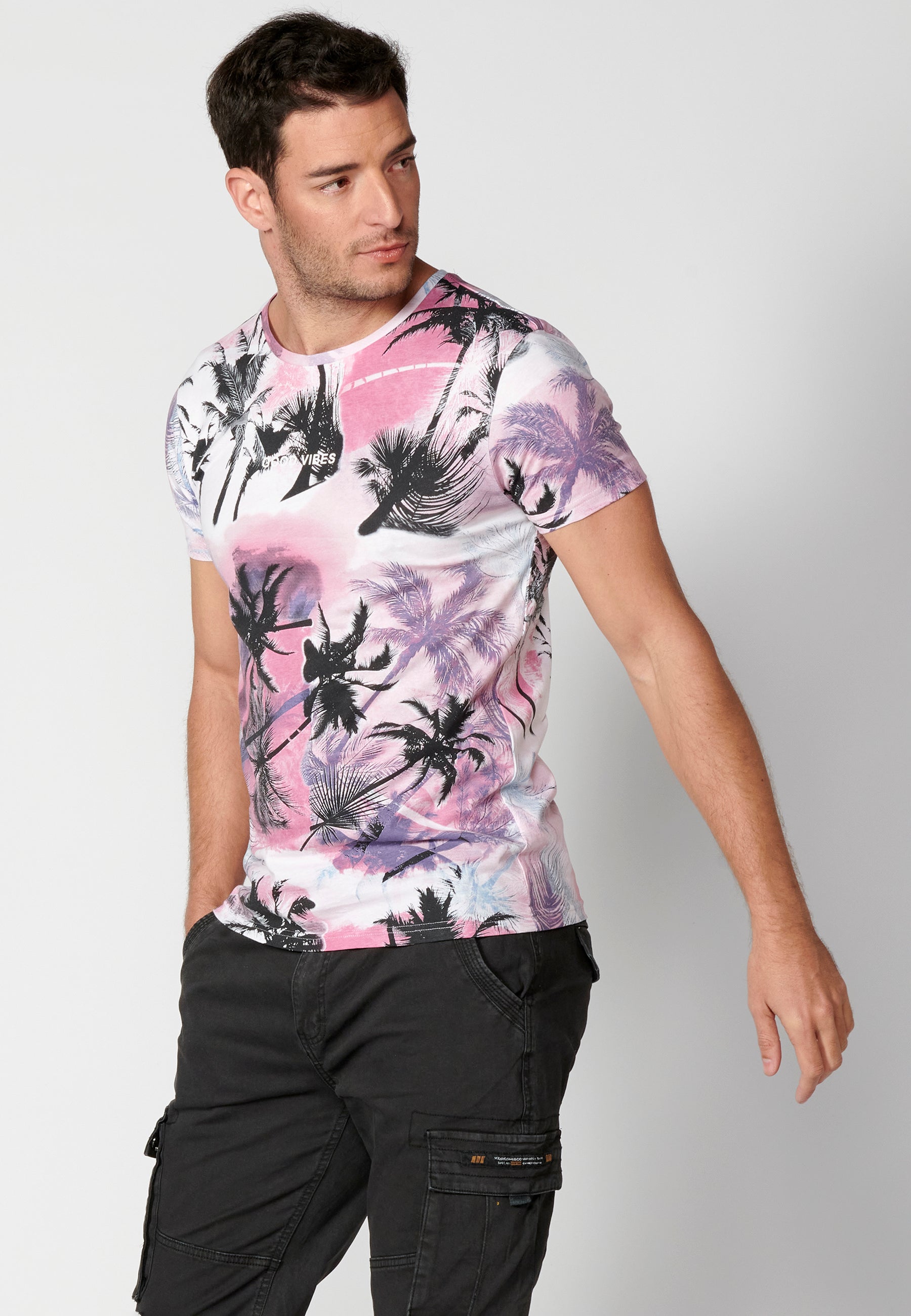 Camiseta Hombre Manga Corta Cuello Redondo Estampado Tropical – Koroshi Rosa
