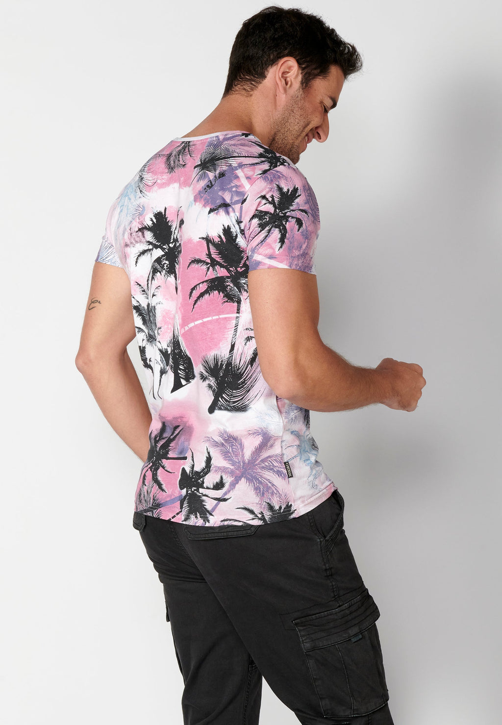 Camiseta Hombre Manga Corta Cuello Redondo Estampado Tropical – Koroshi Rosa
