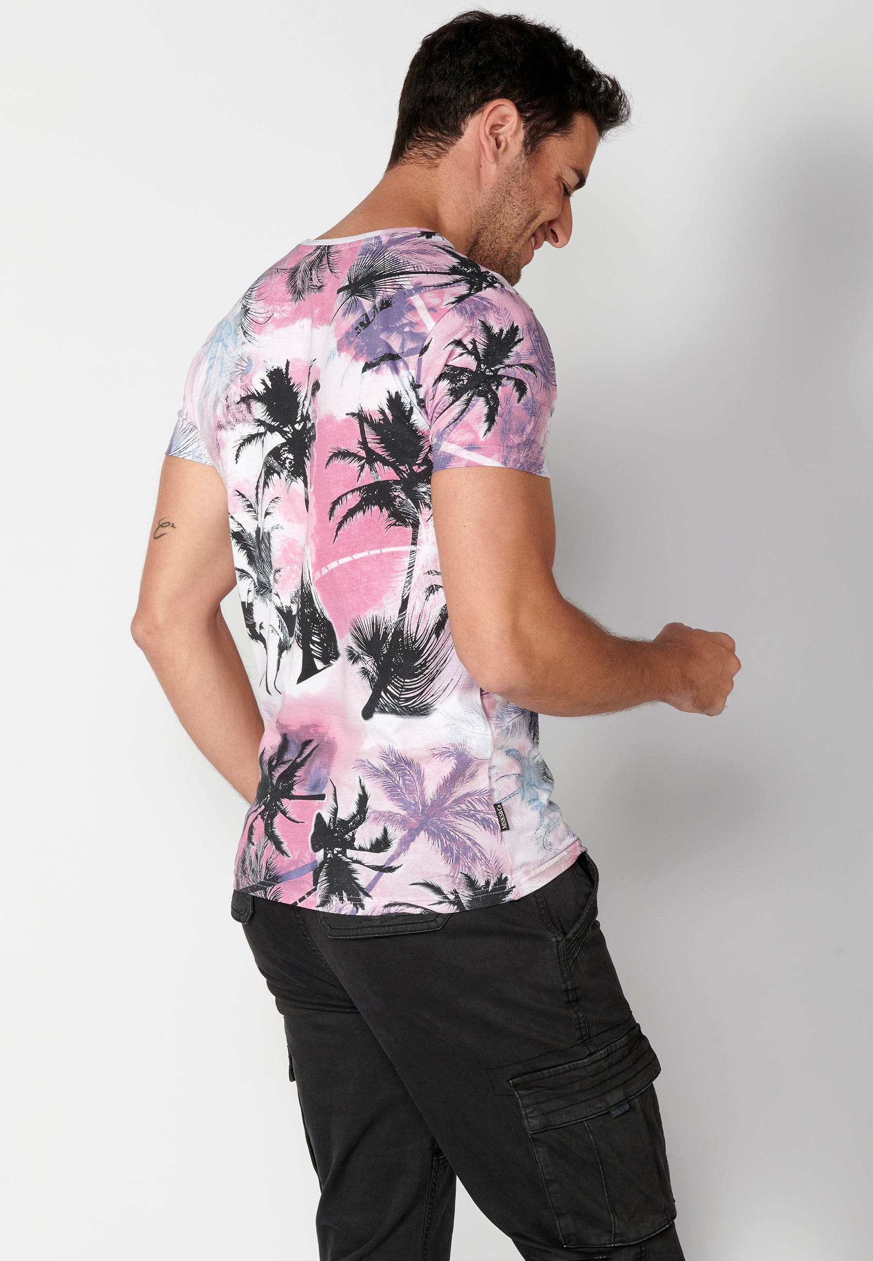 Camiseta Hombre Manga Corta Cuello Redondo Estampado Tropical – Koroshi Rosa