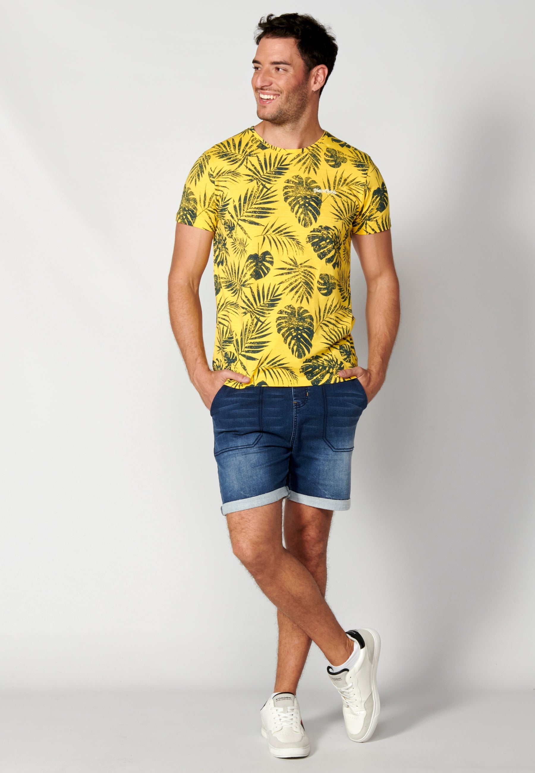 Camiseta Hombre Manga Corta Cuello Redondo Estampado Tropical – Koroshi 2311MC59