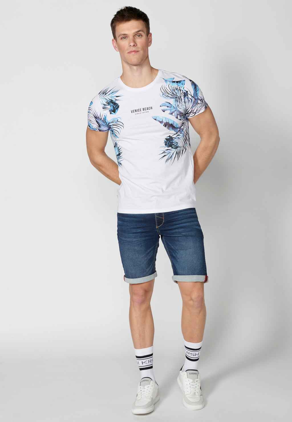 Camiseta Hombre Manga Corta Cuello Redondo Estampado Tropical – Koroshi Blanco