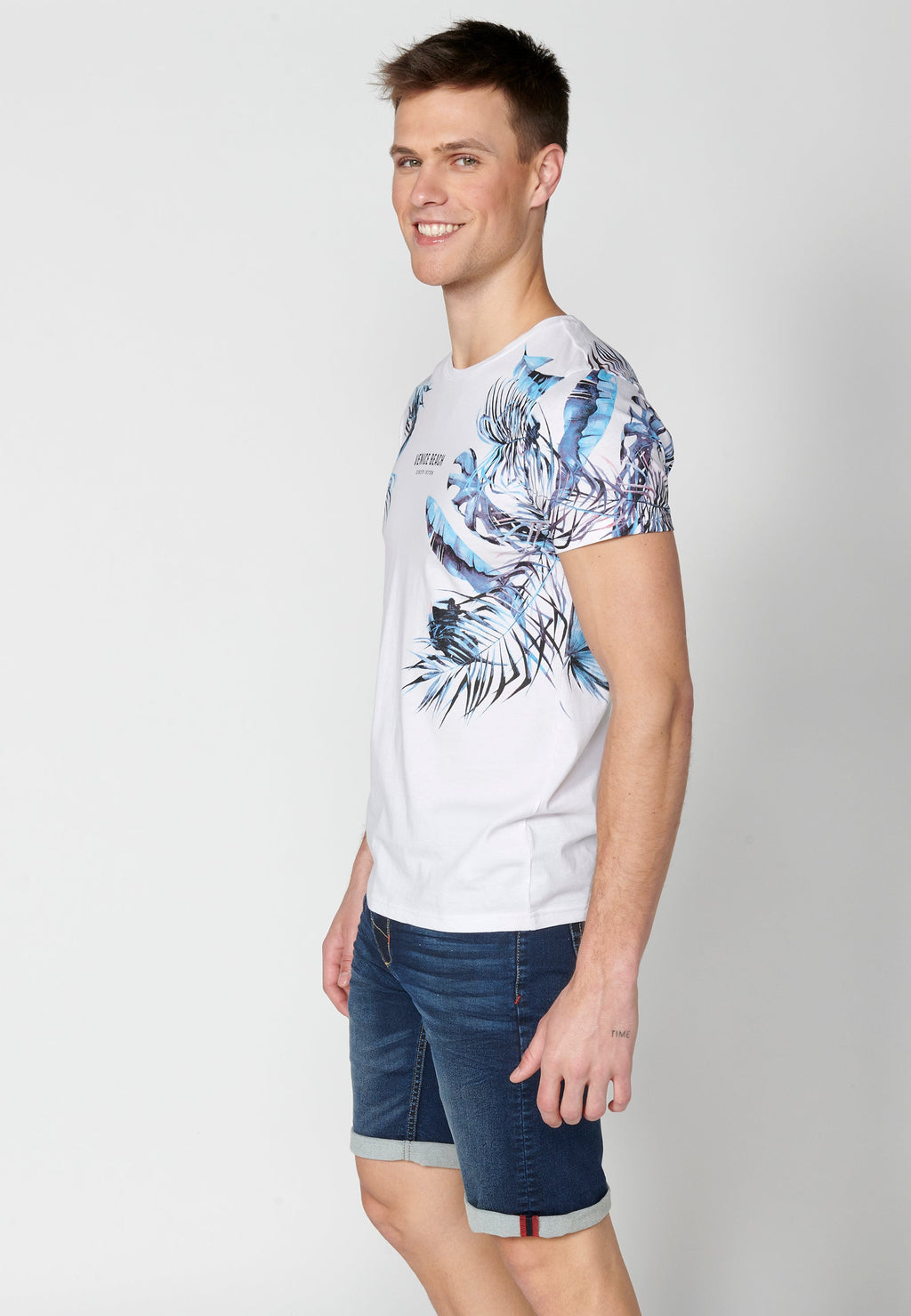 Camiseta Hombre Manga Corta Cuello Redondo Estampado Tropical – Koroshi Blanco