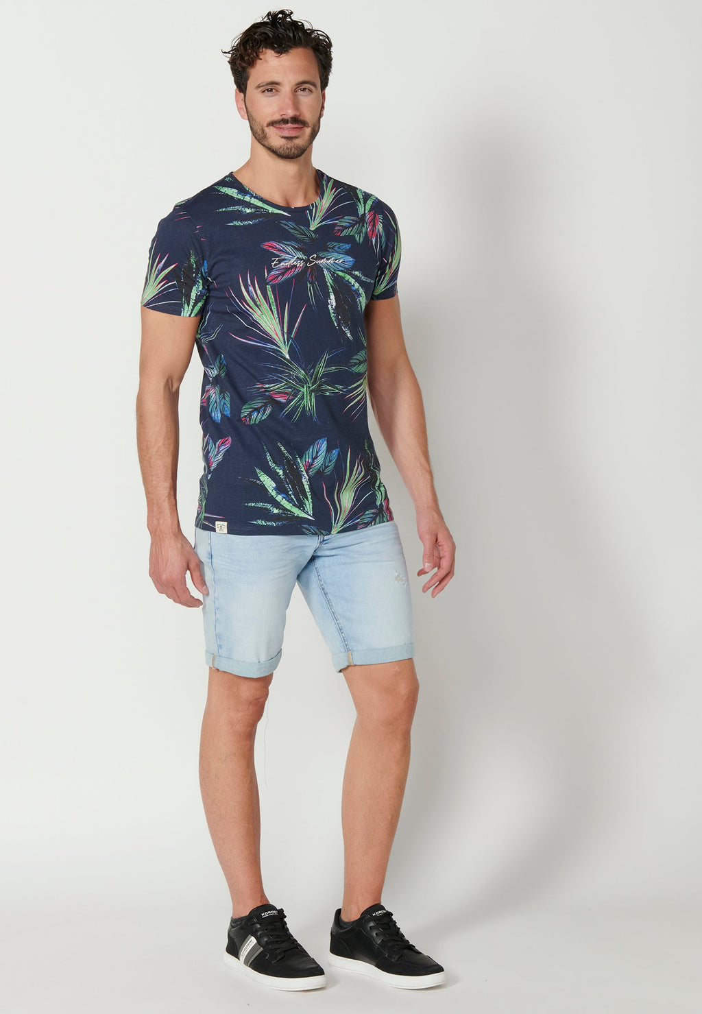 Camiseta Hombre Manga Corta Cuello Redondo Estampado Tropical – Koroshi Negro