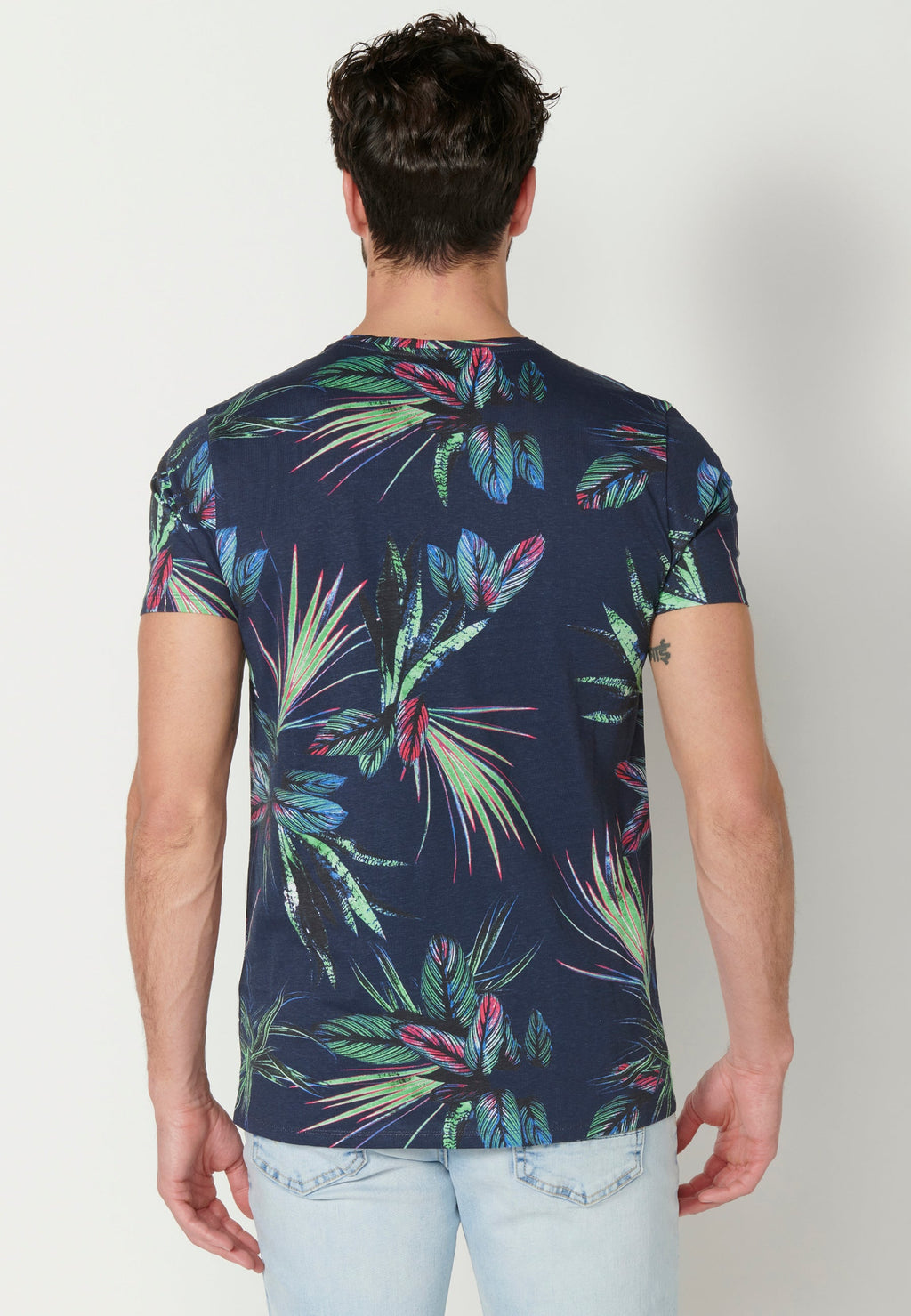 Camiseta Hombre Manga Corta Cuello Redondo Estampado Tropical – Koroshi Negro