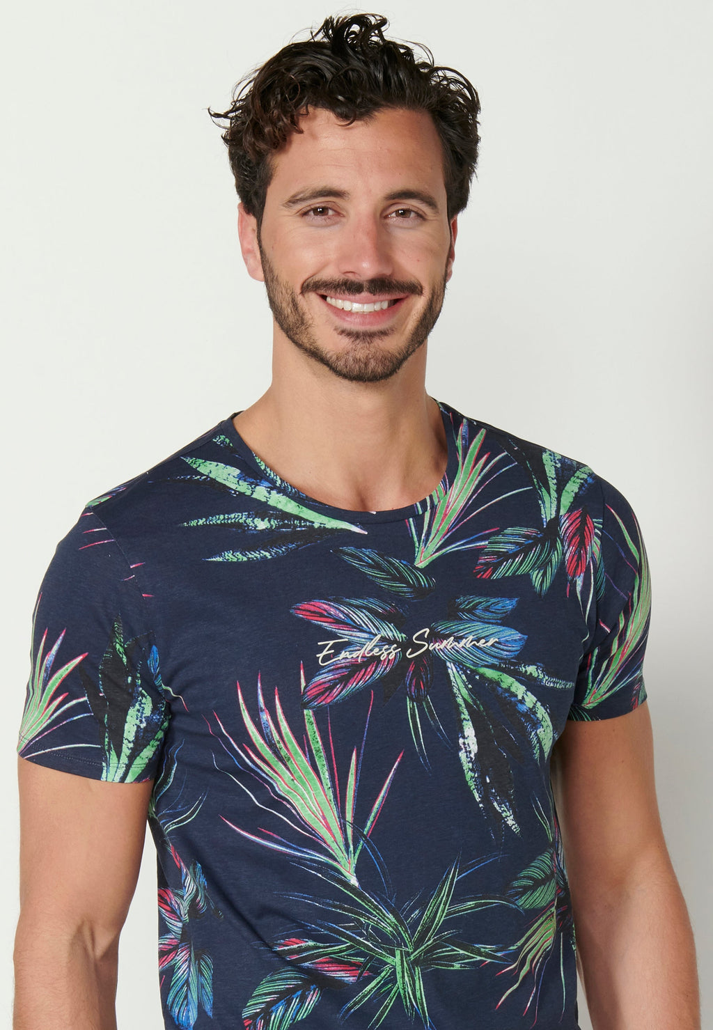 Camiseta Hombre Manga Corta Cuello Redondo Estampado Tropical – Koroshi Negro