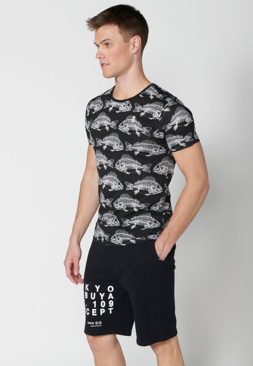 Camiseta Hombre Manga Corta Cuello Redondo Estampada – Koroshi Negro