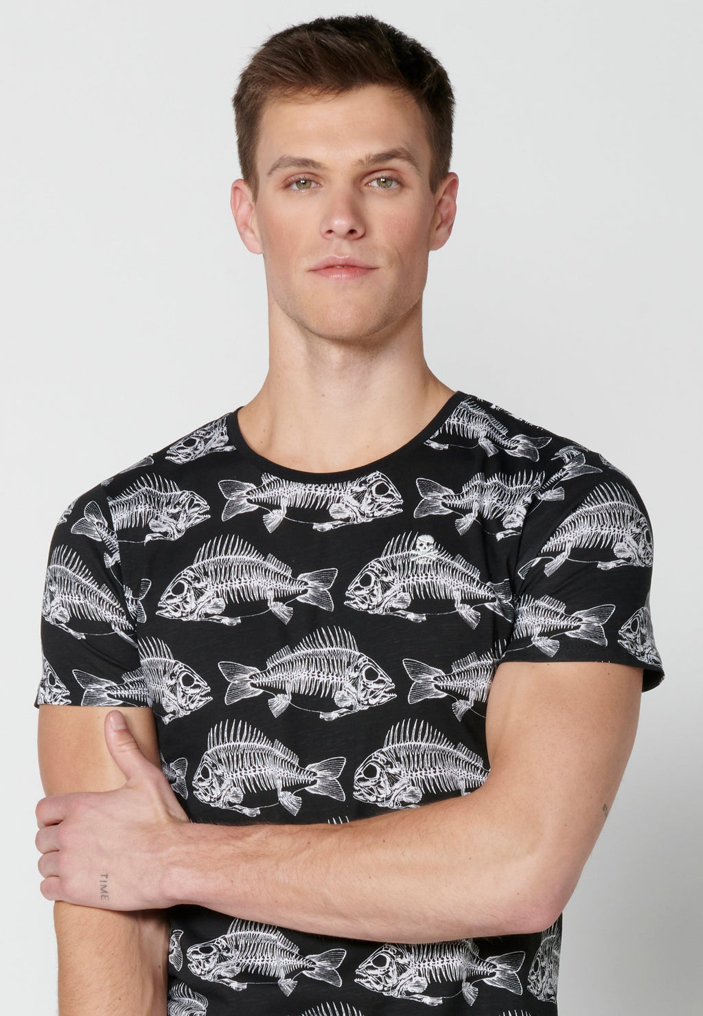 Camiseta Hombre Manga Corta Cuello Redondo Estampada – Koroshi Negro
