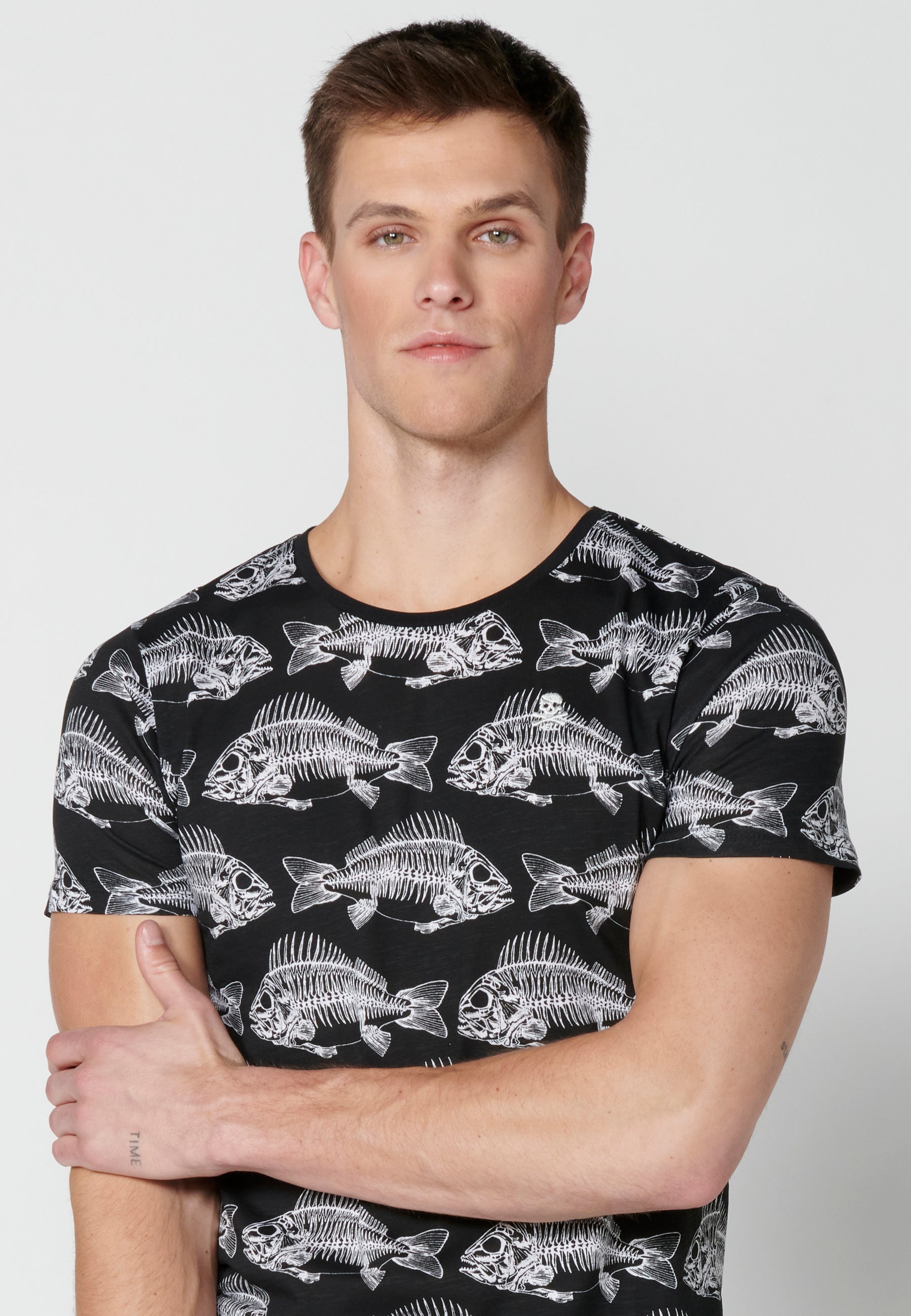 Camiseta Hombre Manga Corta Cuello Redondo Estampada – Koroshi Negro