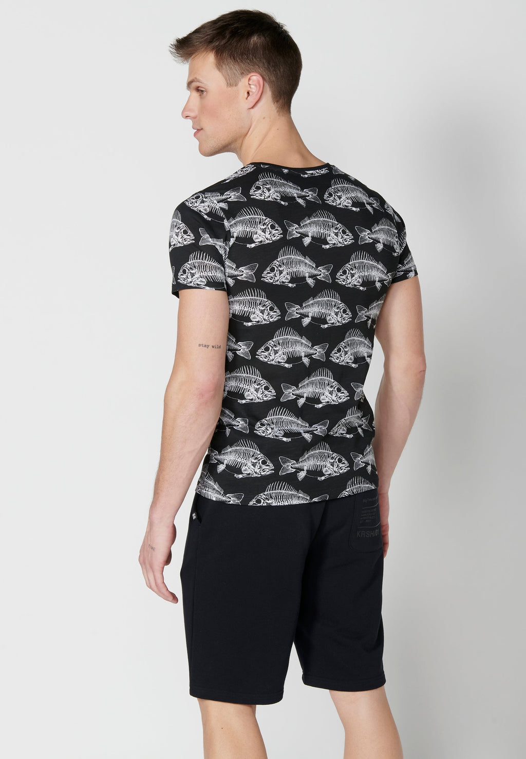 Camiseta Hombre Manga Corta Cuello Redondo Estampada – Koroshi Negro