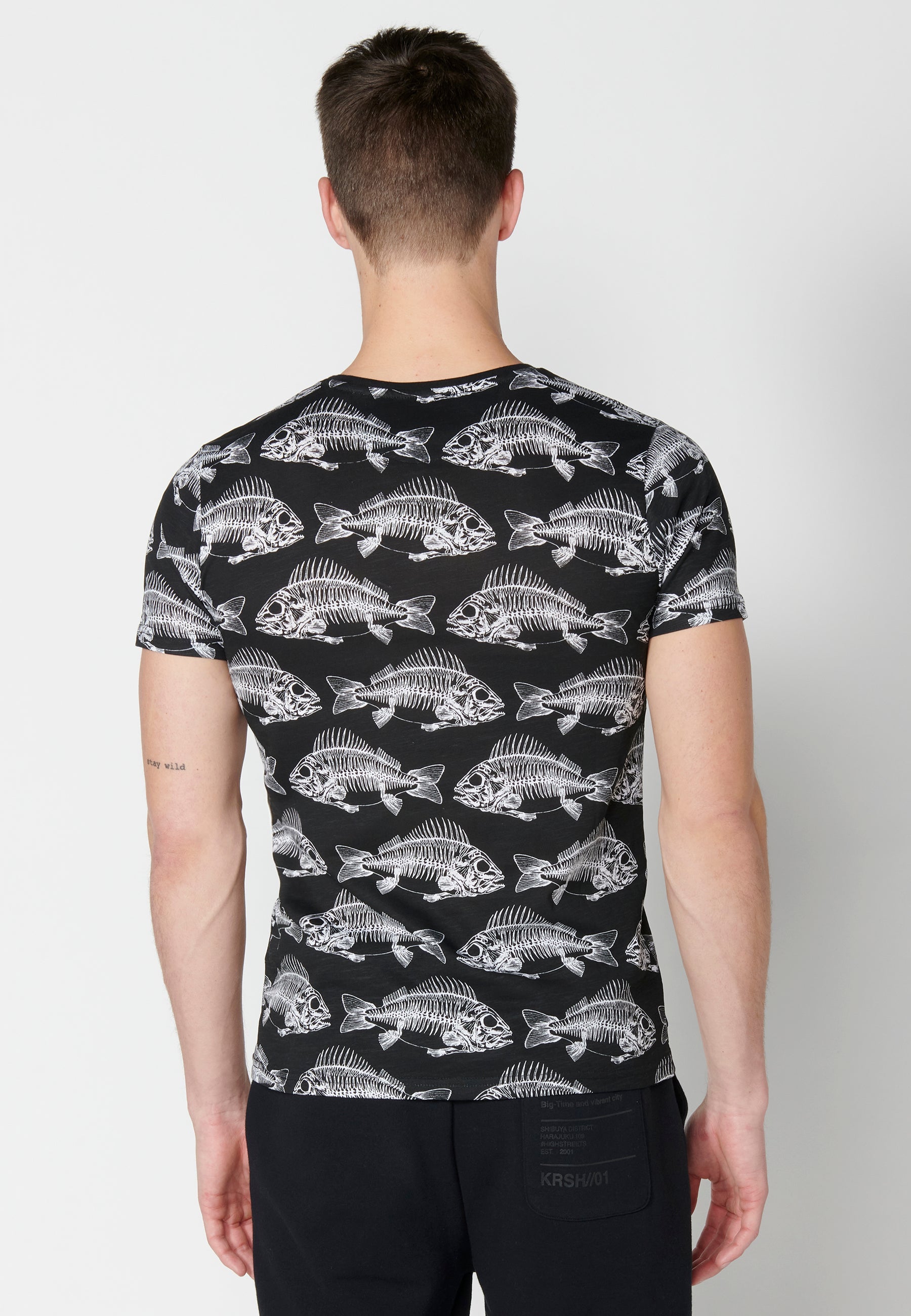 Camiseta Hombre Manga Corta Cuello Redondo Estampada – Koroshi Negro