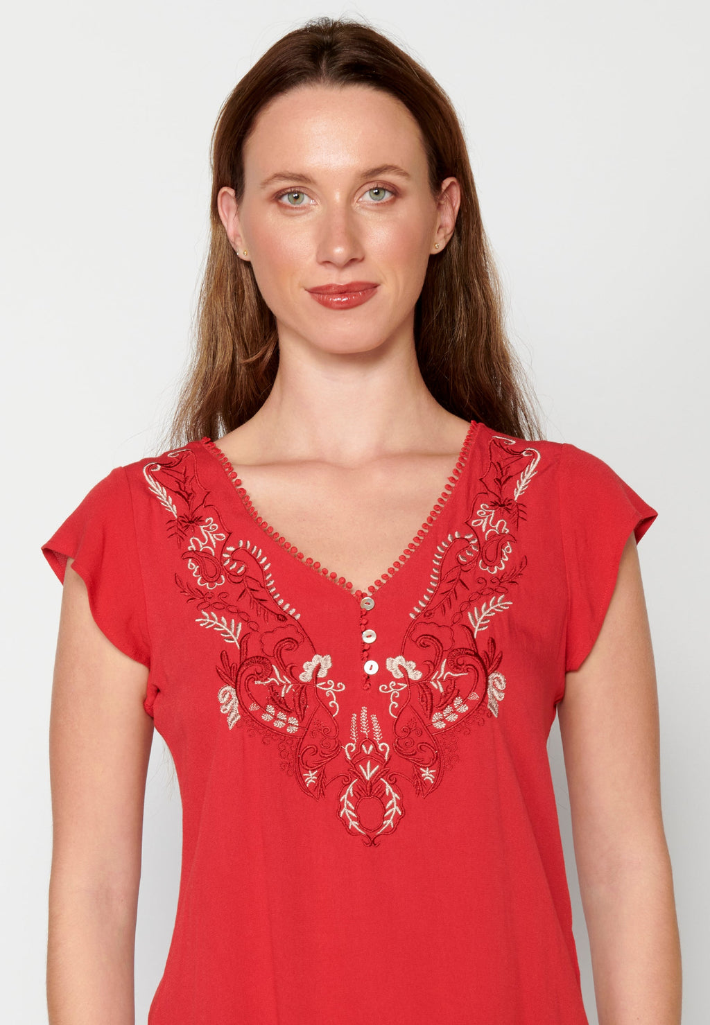 Blusa manga corta con detalles florales para mujer | moda actual