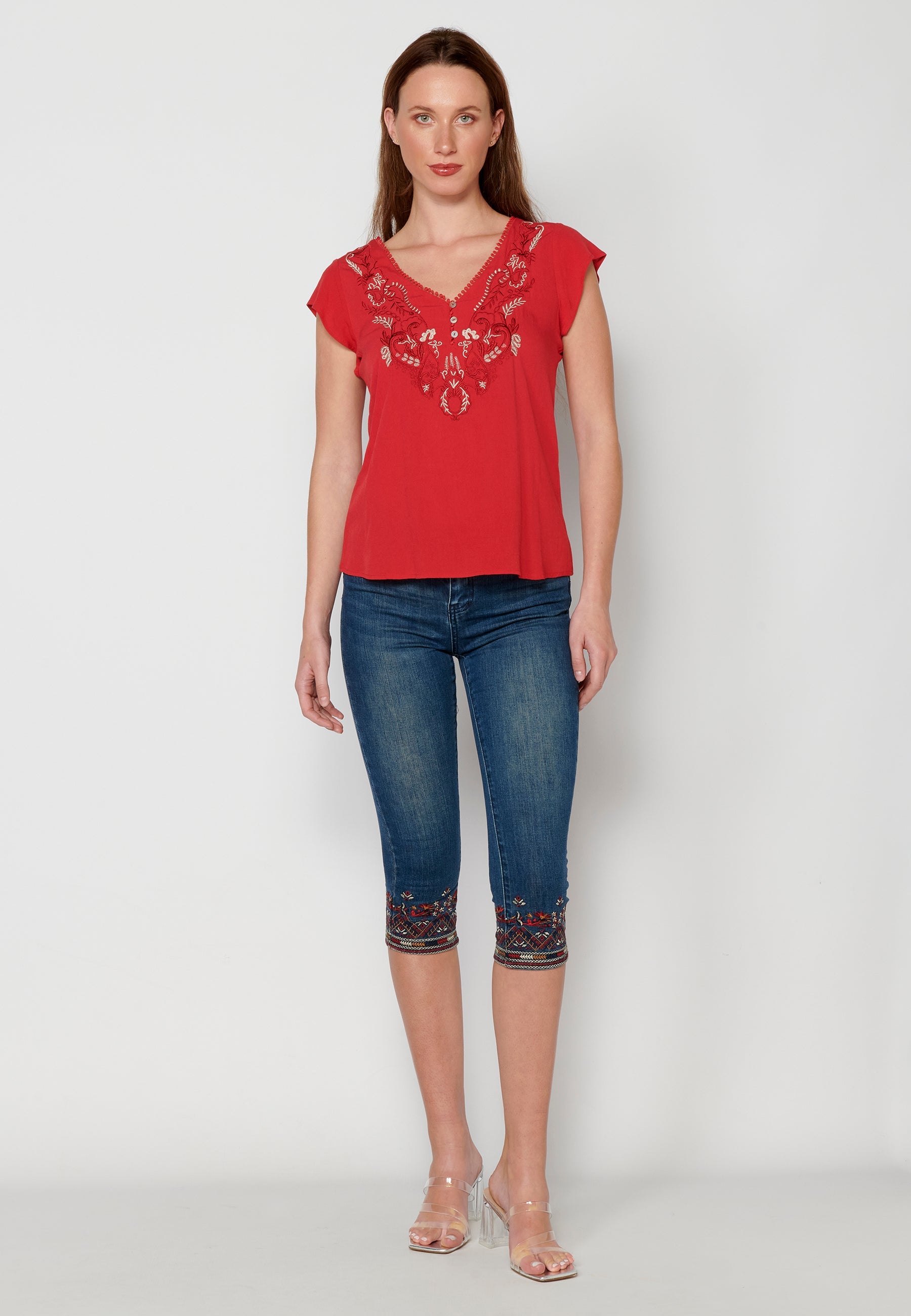 Blusa manga corta con detalles florales para mujer | moda actual