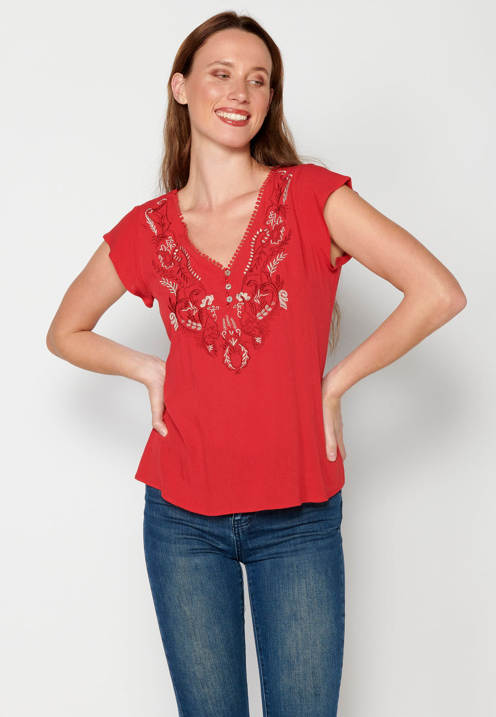 Blusa manga corta con detalles florales para mujer | moda actual