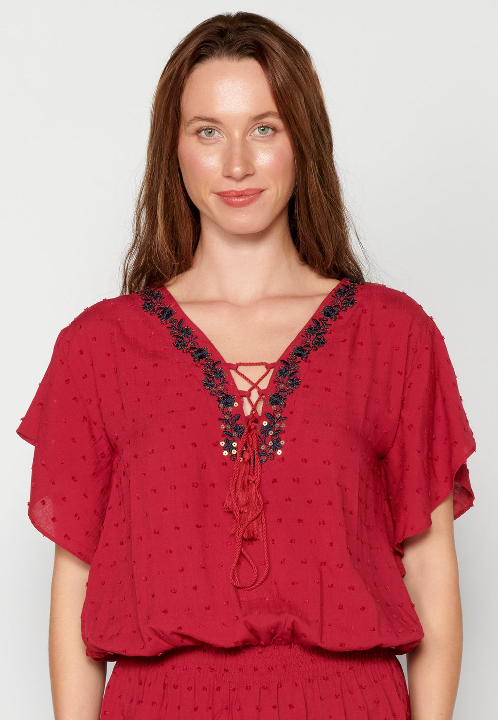 Blusa de manga corta fluida granate para mujer | moda actual