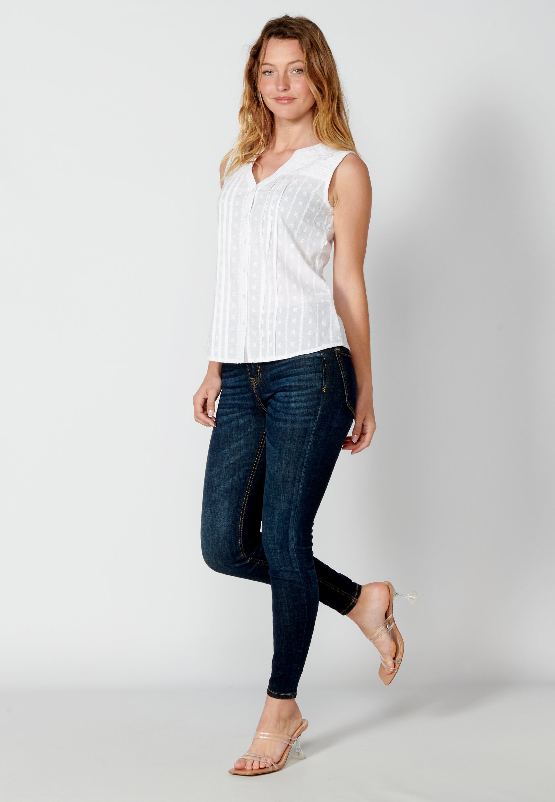 Blusa sin mangas de algodón con detalles bordados para mujer | moda actual
