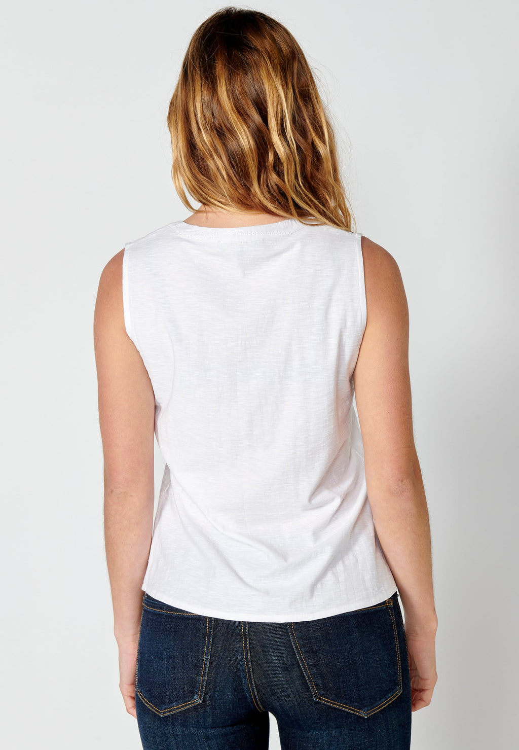 Blusa sin mangas de algodón con detalles bordados para mujer | moda actual