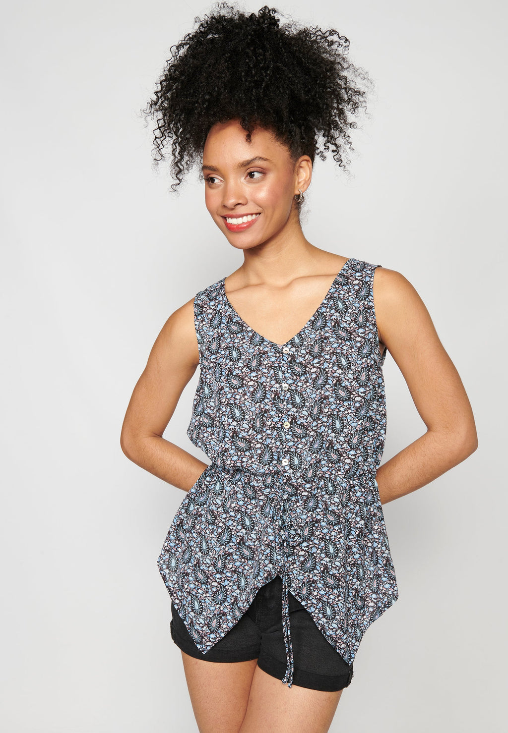 Blusa sin mangas fluida escote de pico para mujer | moda actual
