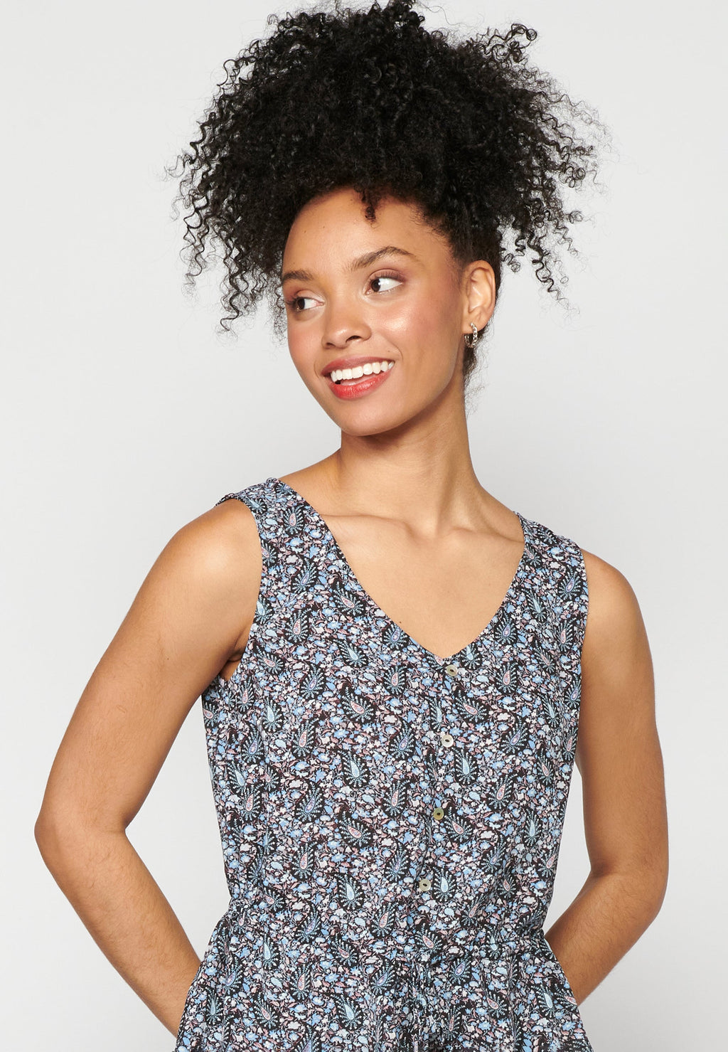 Blusa sin mangas fluida escote de pico para mujer | moda actual