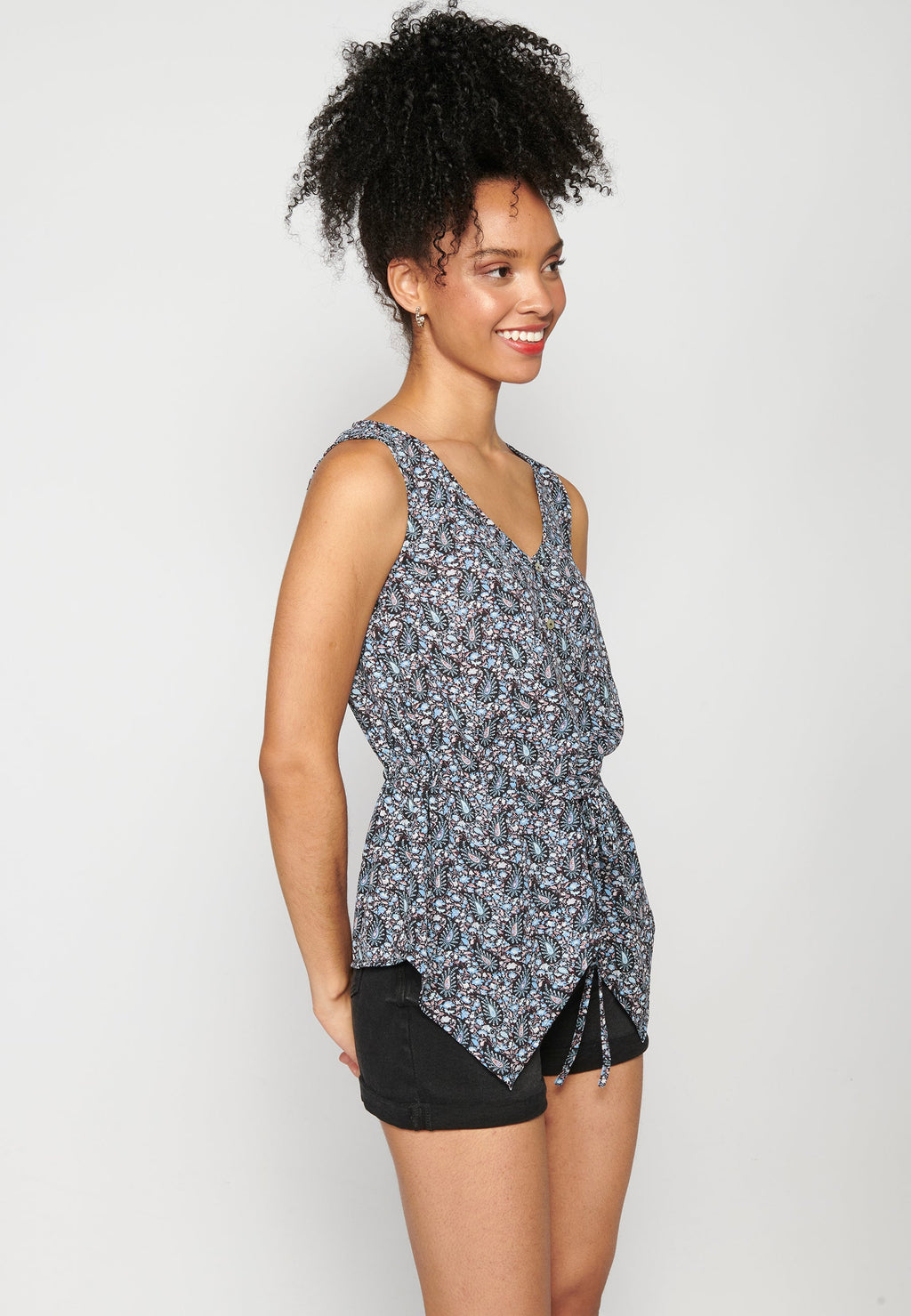 Blusa sin mangas fluida escote de pico para mujer | moda actual