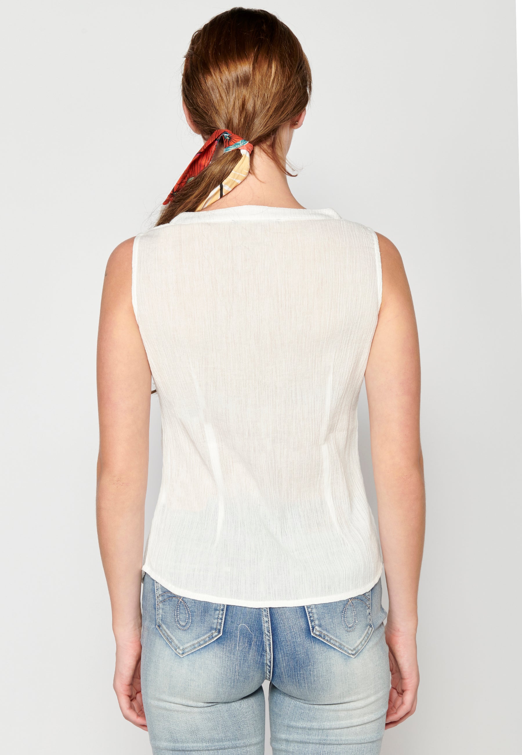 Blusa sin mangas con escote de pico para mujer | moda actual