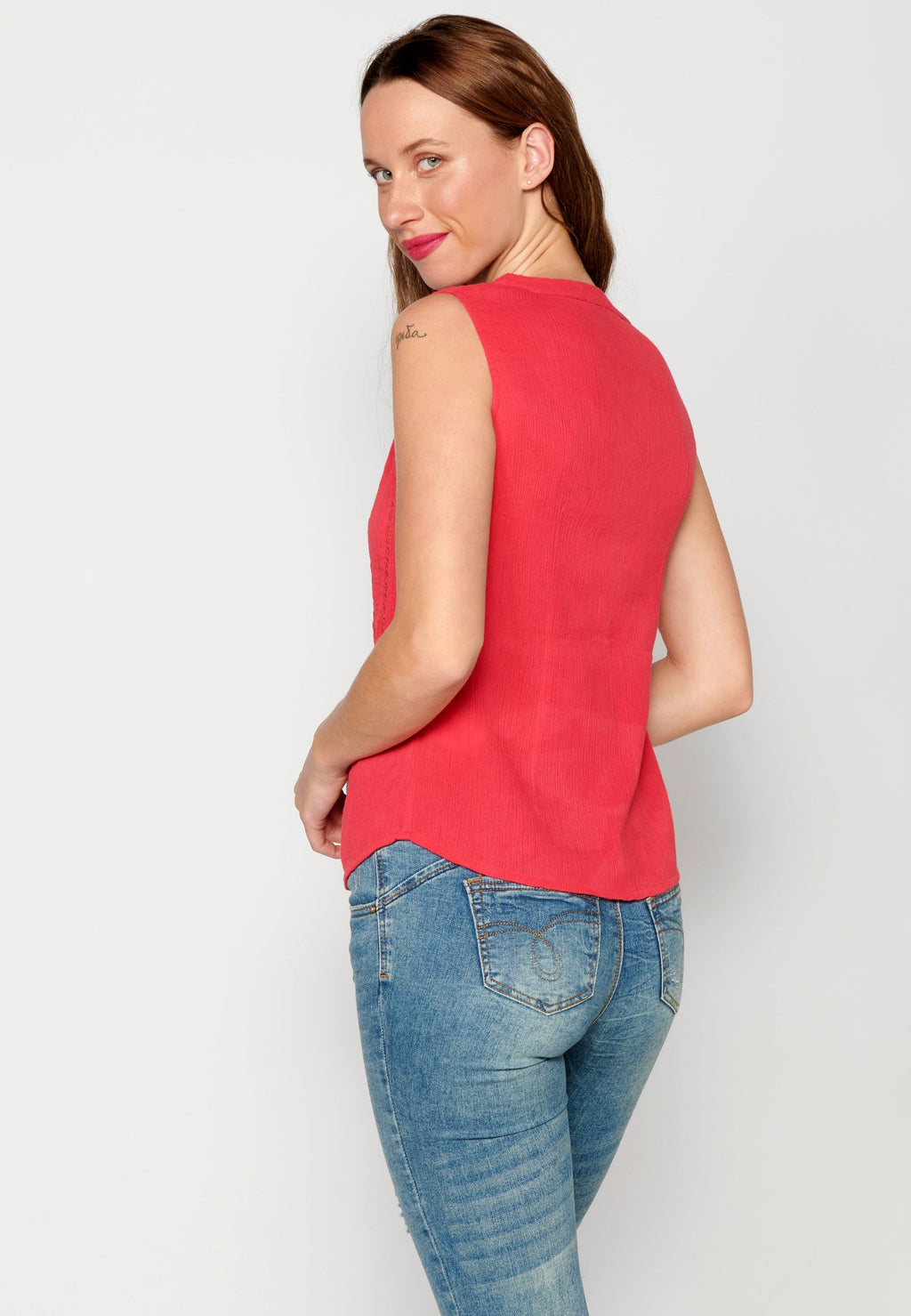 Blusa sin mangas con escote de pico para mujer | moda actual