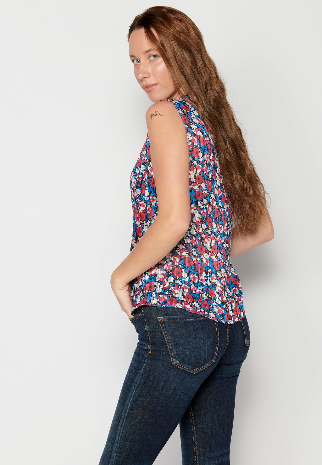 Blusa sin mangas fluida multicolor para mujer | moda actual