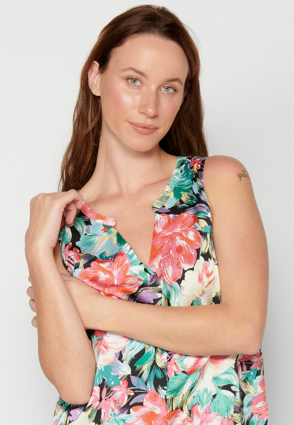 Blusa fluida sin mangas multicolor para mujer | moda actual