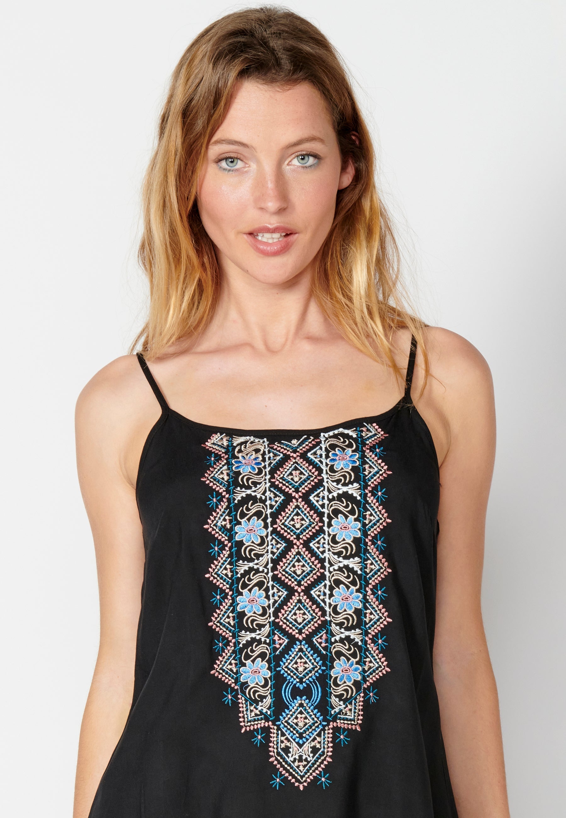 Blusa de tirantes ajustables con detalle étnico bordado para mujer | moda actual
