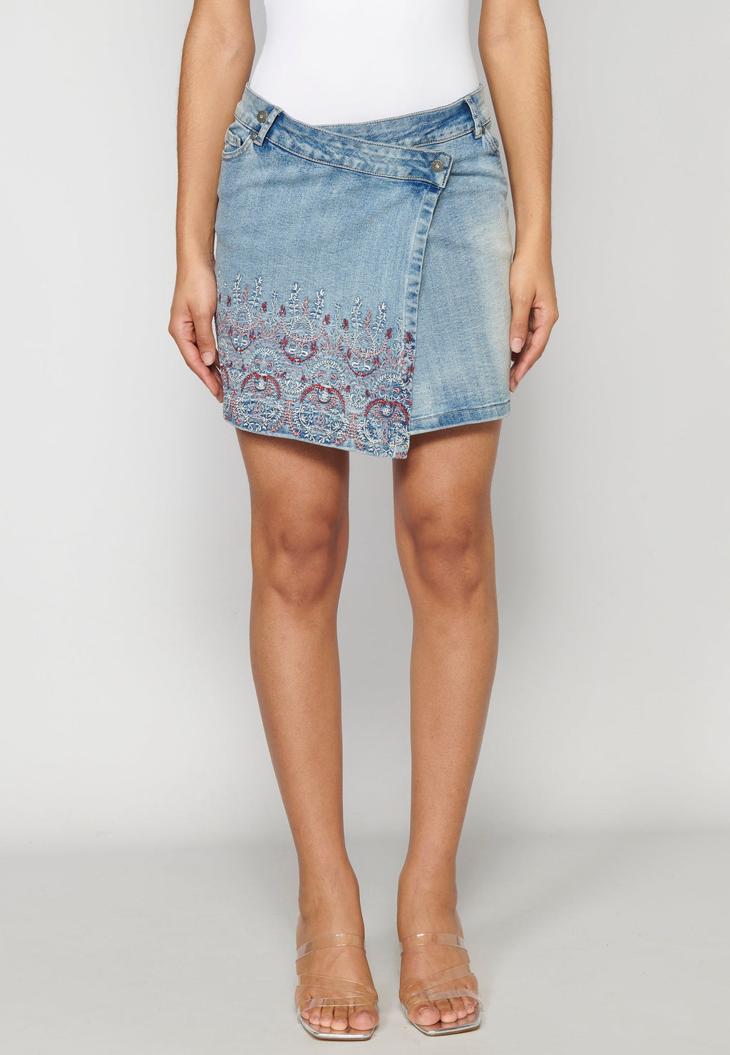 Falda corta con cierre lateral y detalle floral para mujer | moda actual
