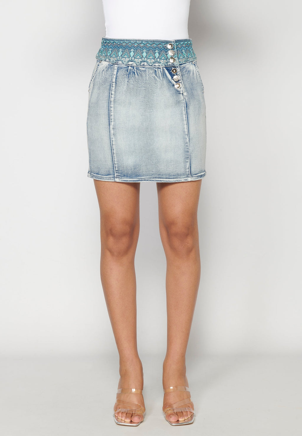 Falda corta denim con detalles bordados para mujer | moda actual