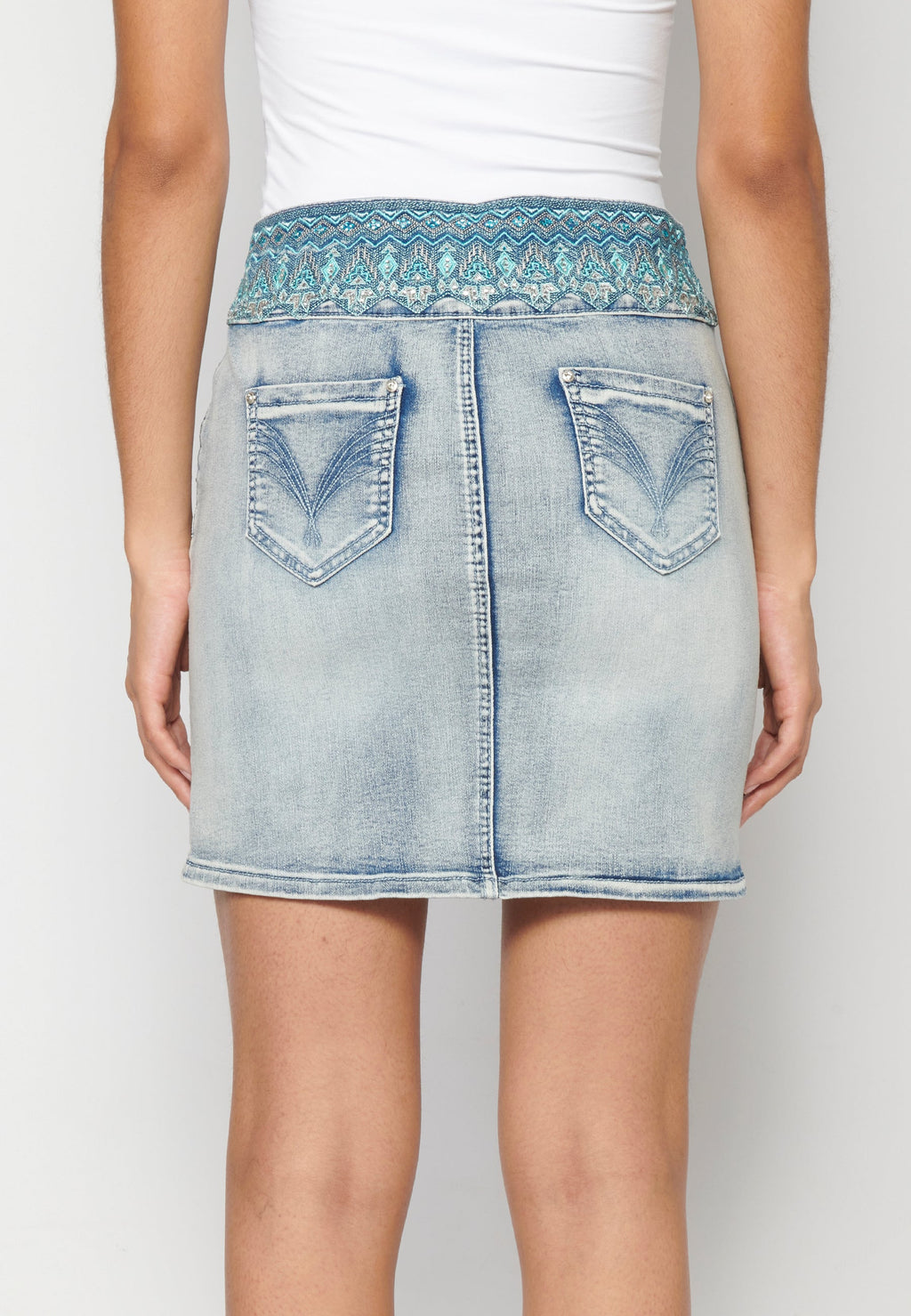 Falda corta denim con detalles bordados para mujer | moda actual