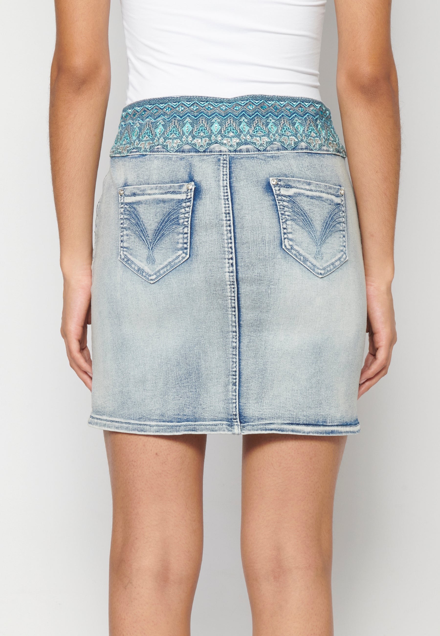 Falda corta denim con detalles bordados para mujer | moda actual