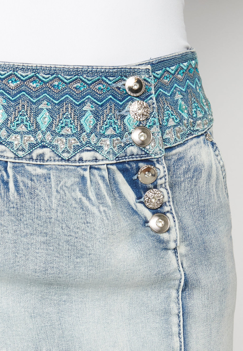 Falda corta denim con detalles bordados para mujer | moda actual