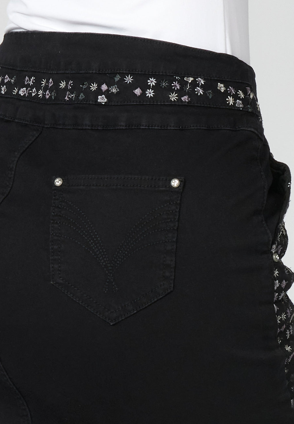 Falda corta denim con detalles florales para mujer | moda actual