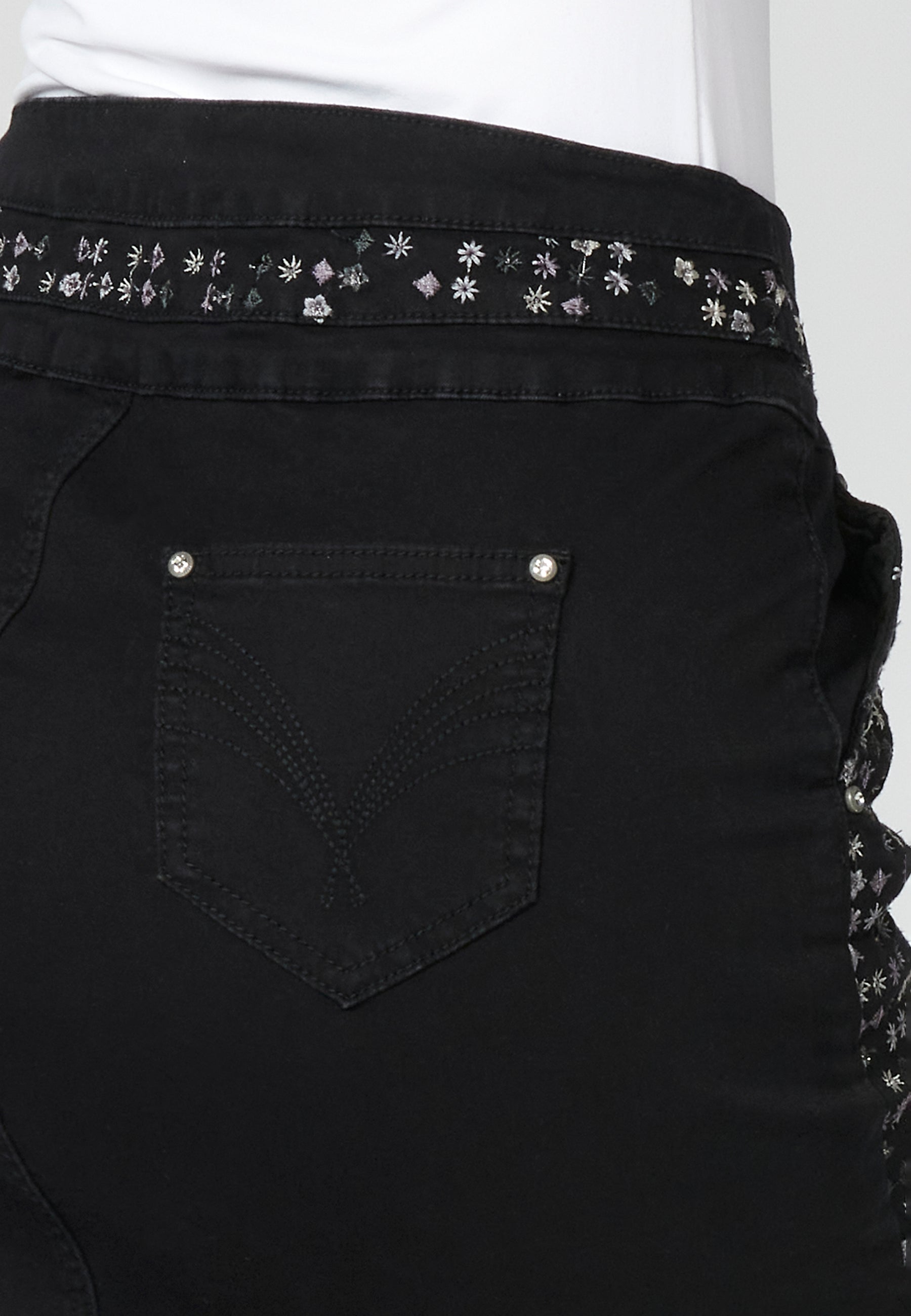 Falda corta denim con detalles florales para mujer | moda actual