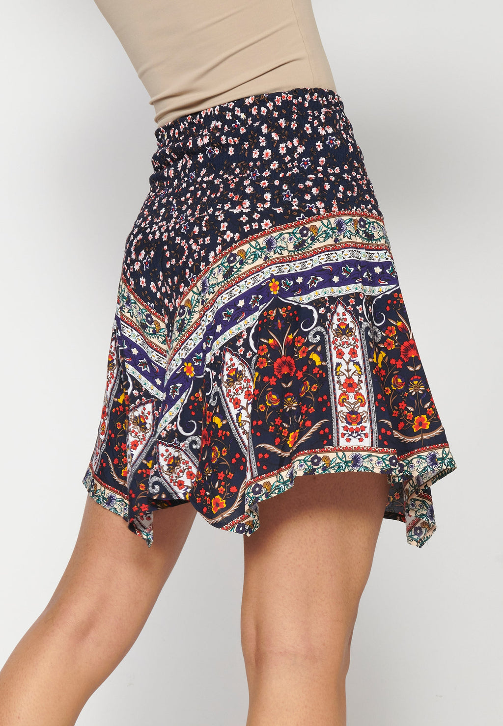Falda corta asimétrica con estampado étnico para mujer | moda actual