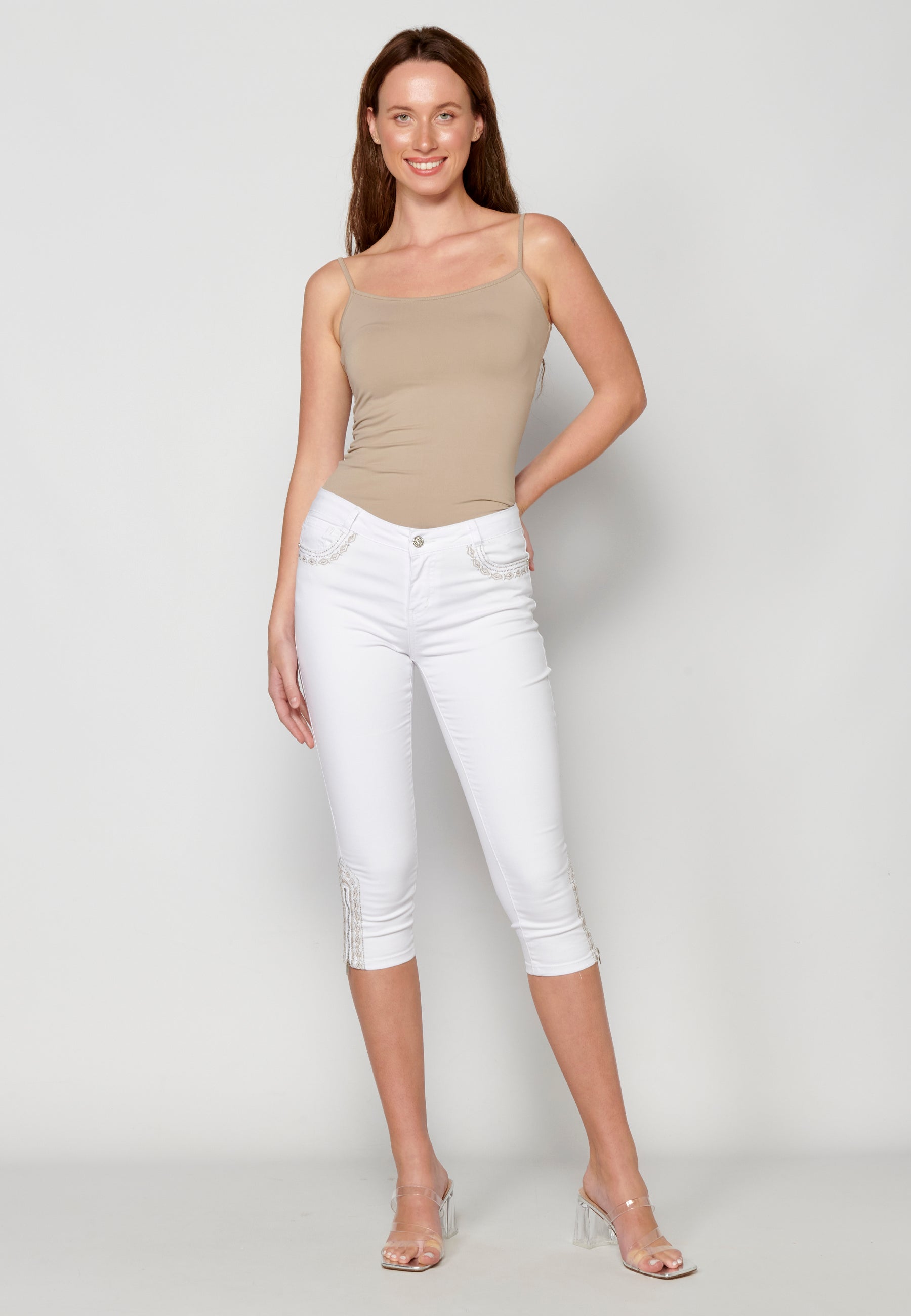 Pantalón pirata jeans con bordado étnico para mujer | moda actual