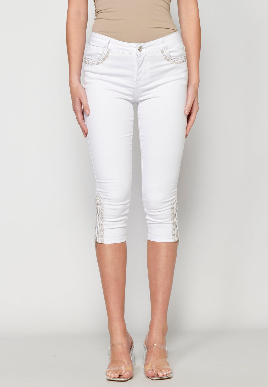 Pantalón pirata jeans con bordado étnico para mujer | moda actual