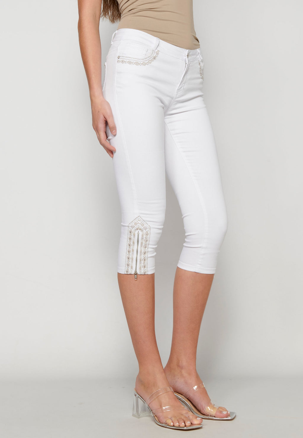 Pantalón pirata jeans con bordado étnico para mujer | moda actual