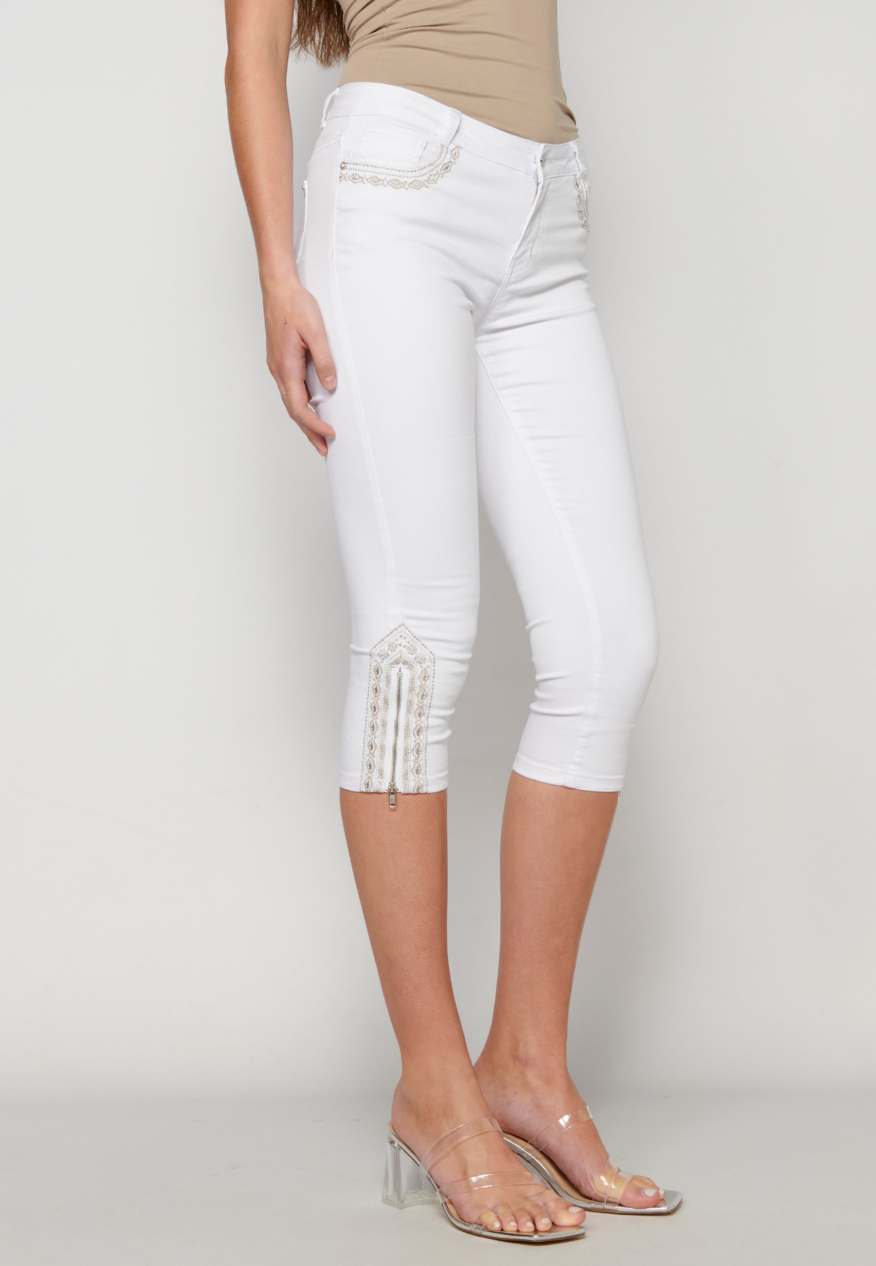 Pantalón pirata jeans con bordado étnico para mujer | moda actual