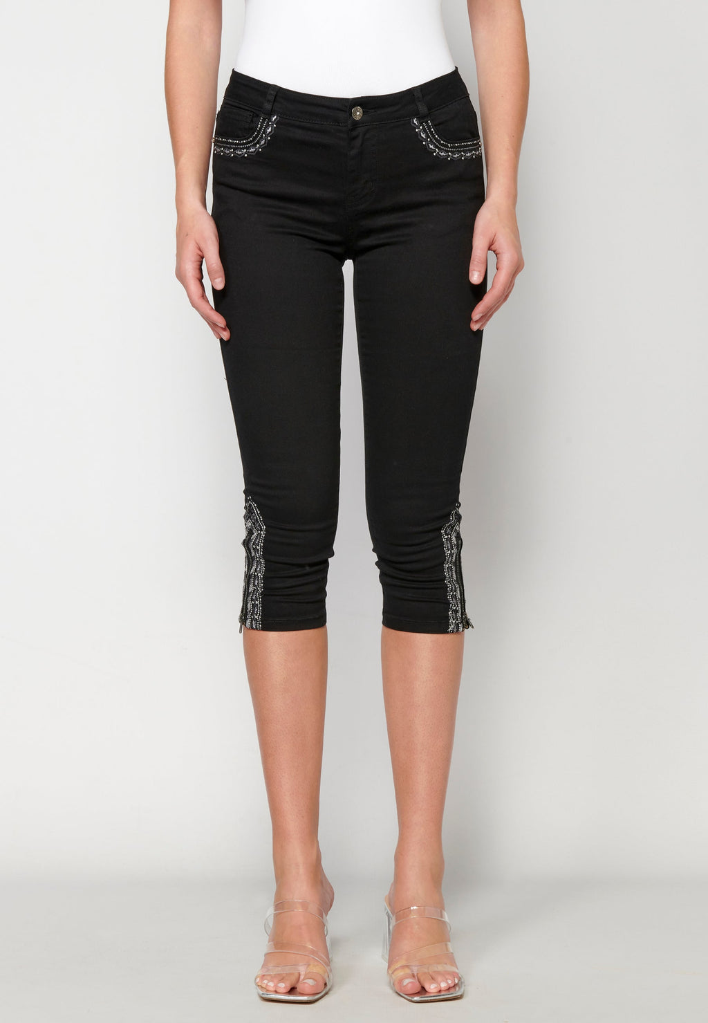 Pantalón pirata jeans con bordado étnico para mujer | moda actual