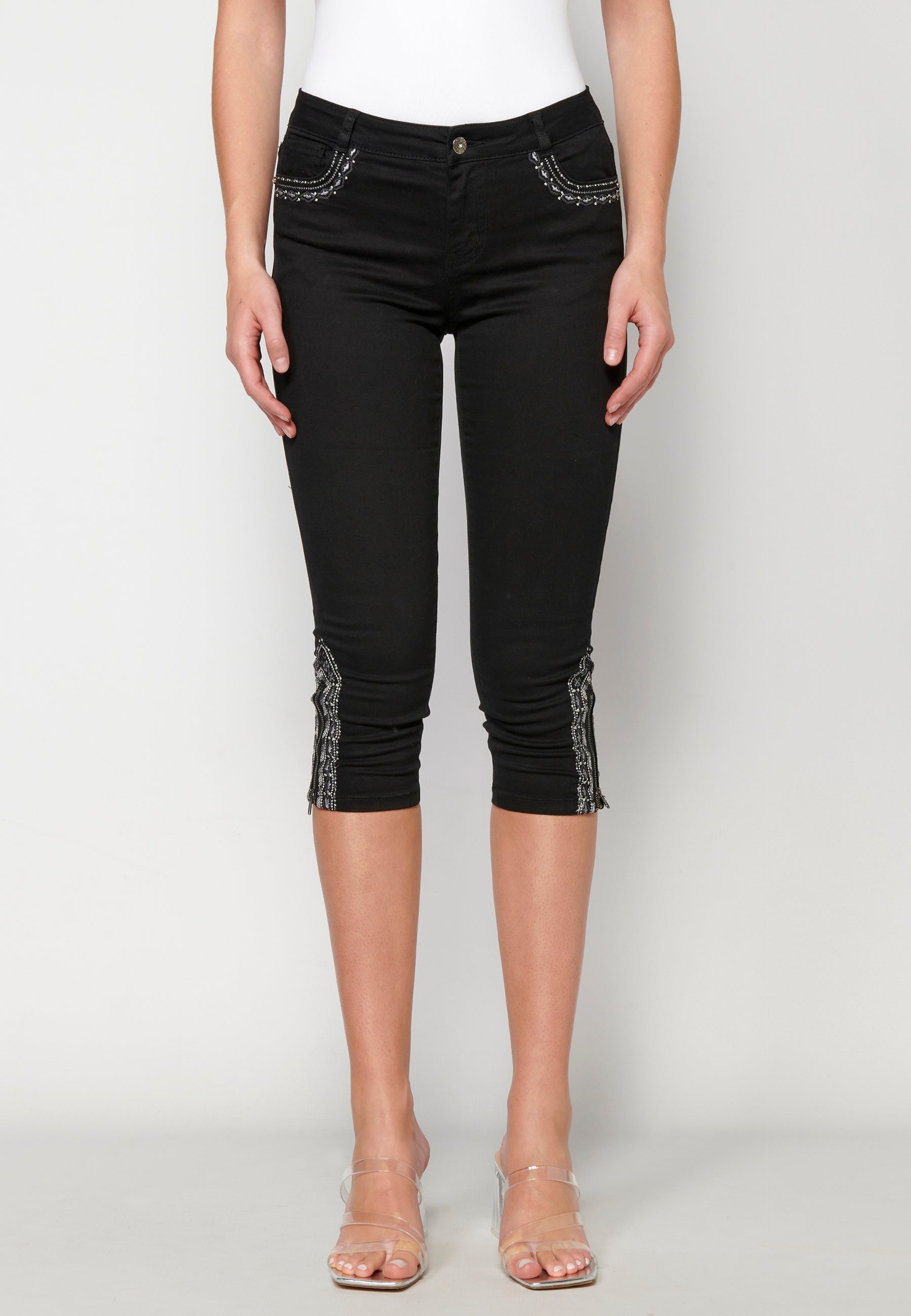 Pantalón pirata jeans con bordado étnico para mujer | moda actual