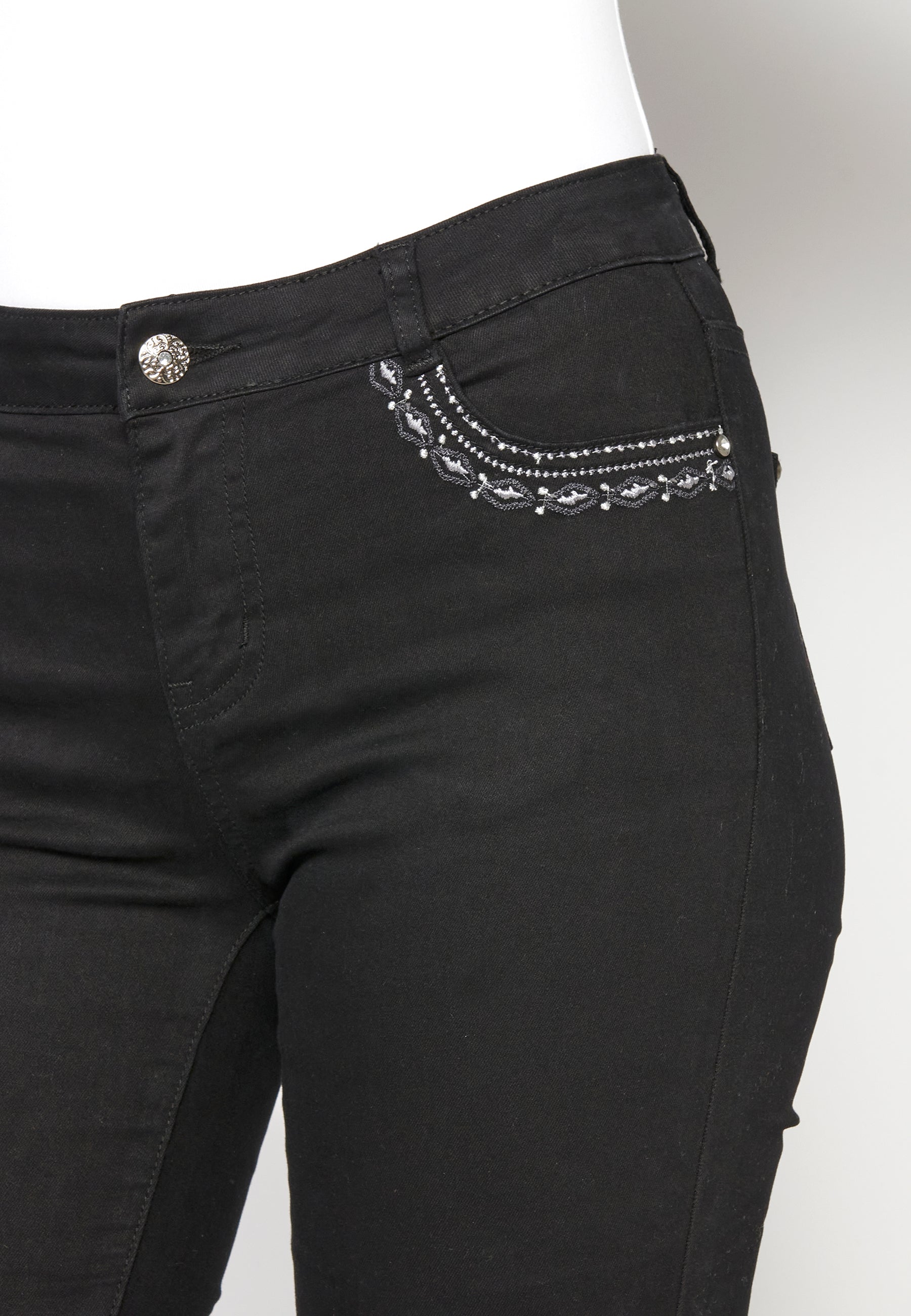 Pantalón pirata jeans con bordado étnico para mujer | moda actual