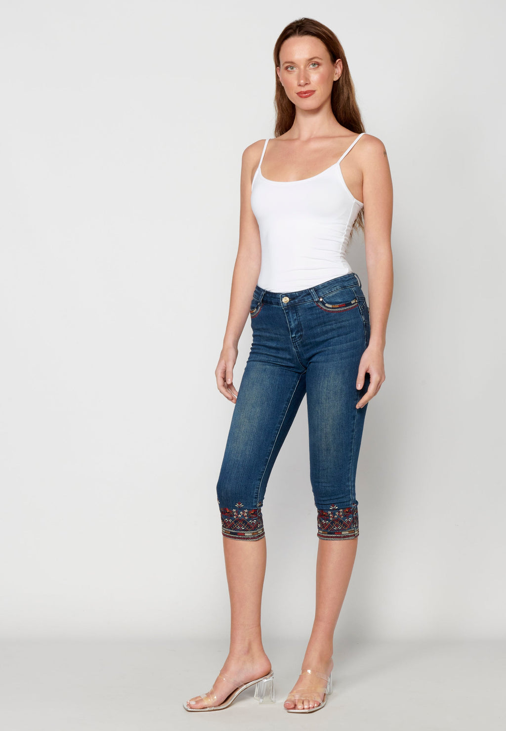 Pantalón jeans pirata con bordado floral para mujer | moda actual