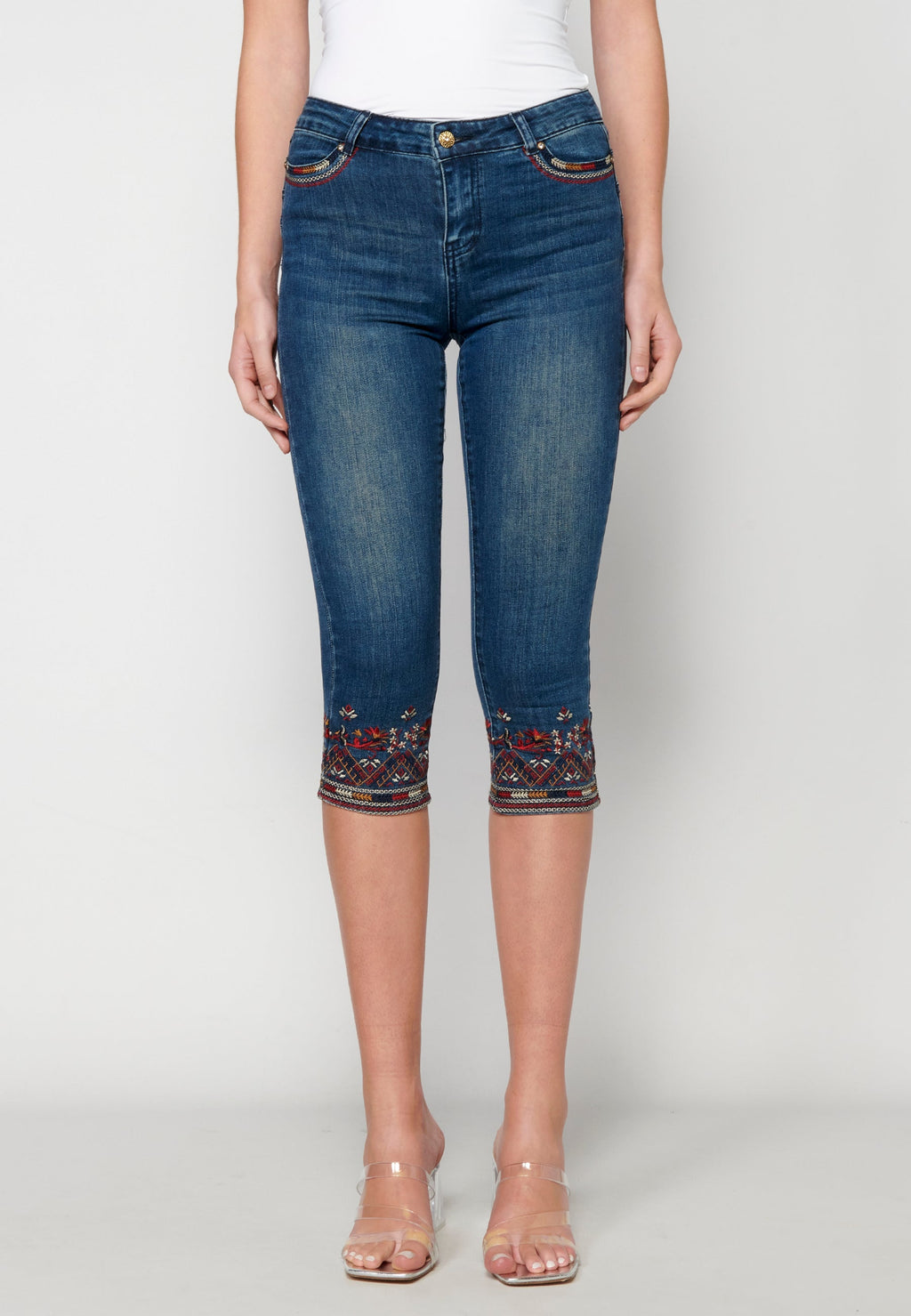 Pantalón jeans pirata con bordado floral para mujer | moda actual