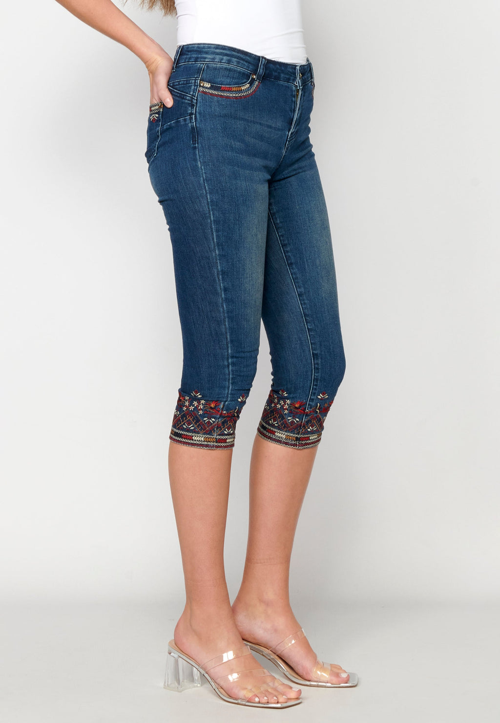 Pantalón jeans pirata con bordado floral para mujer | moda actual