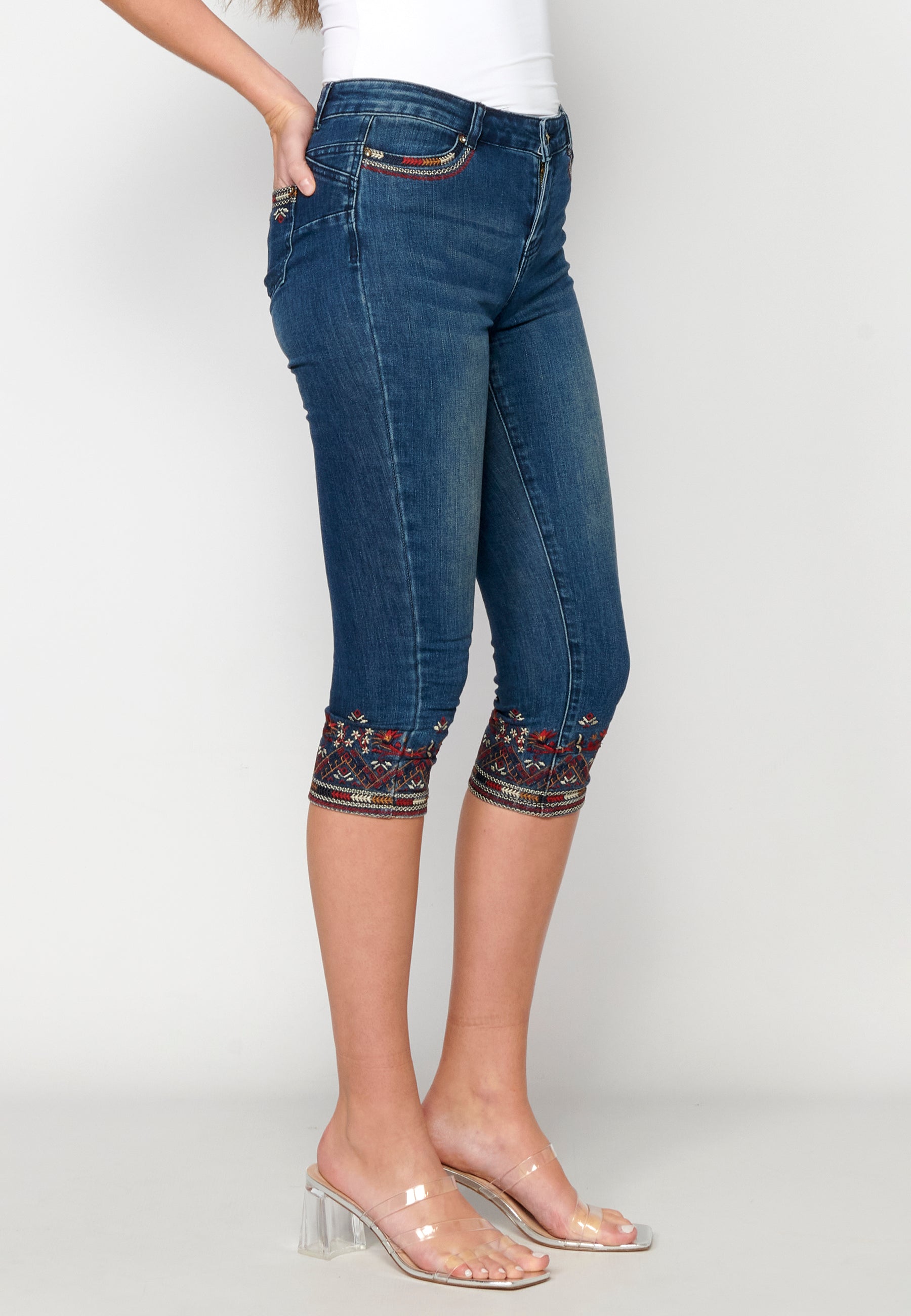 Pantalón jeans pirata con bordado floral para mujer | moda actual