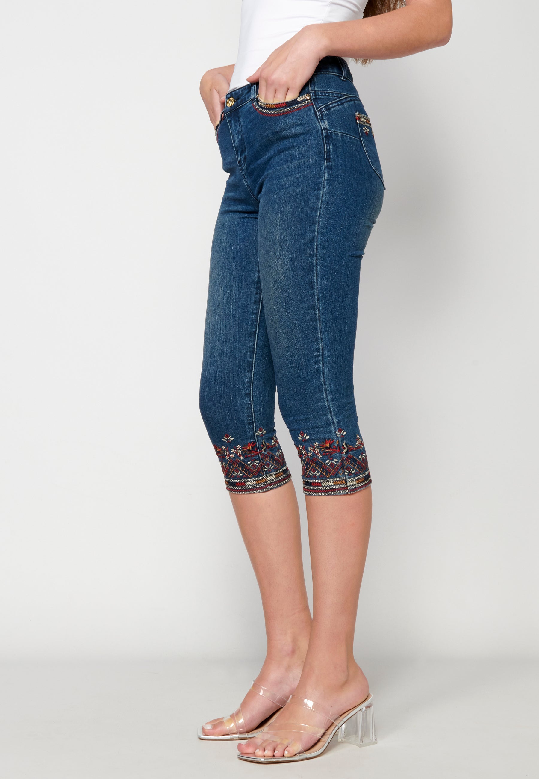Pantalón jeans pirata con bordado floral para mujer | moda actual